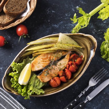 Bir tabakta sebze ile lezzetli ızgara somon steak. Üstten Görünüm