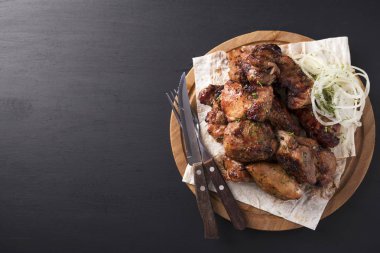 Domuz eti şiş kebap bir karanlık. Sashlik. Uzay kopyalayın. Üstten Görünüm