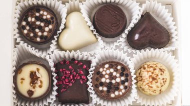 Bir kutu içinde çeşitli çikolatalar. Bir kutu şekerler. Üstten Görünüm. Portre