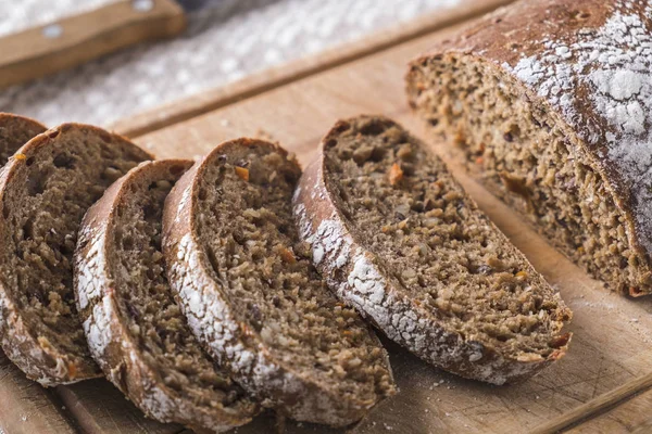 Pane con carota su tagliere di legno. Pane fresco. Vista dall'alto — Foto Stock