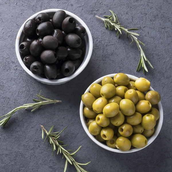 Yeşil ve Siyah Zeytin bir kase. Marine zeytin. Üstten Görünüm. 