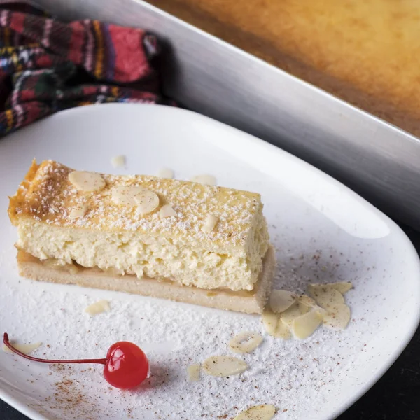 Gâteau au fromage avec cerise sur une assiette . — Photo