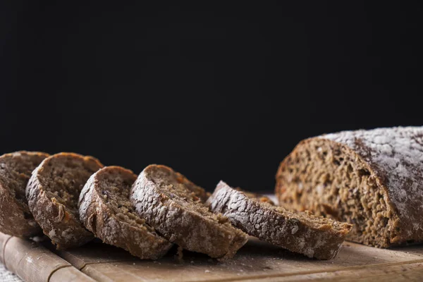 Pane saporito su sfondo scuro con spazio di copia — Foto Stock