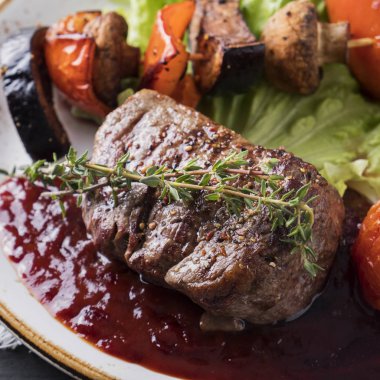 Izgara biftek pirzola, az pişmiş, yanında da ızgara sebze..