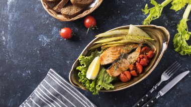 Fırında sebzeli ızgara somon fileto. Üst Manzara. Boşluğu kopyala