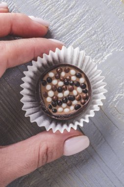 Bir çikolata şeker tutan el