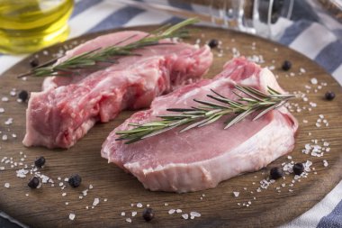 Rosemary ile ahşap bir gemide çiğ domuz eti. Portre