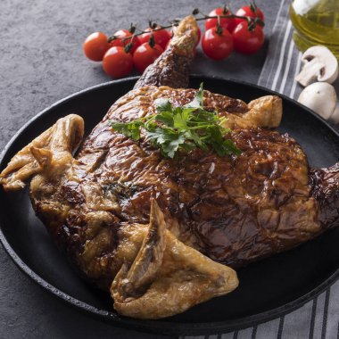 Tavuk dolması. Krep ve mantar ile kavrulmuş tavuk.