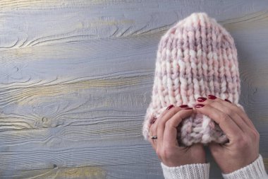 Kadın pembe örgü şapka. Sıcak kış kadın örme giyim. Boşaltmak. Üstten Görünüm
