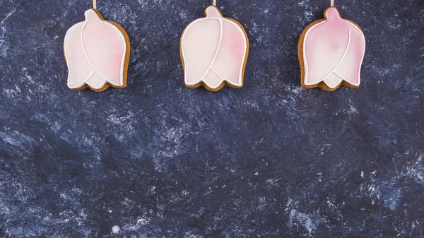Kopya alanı ile şekil Lale pembe gingerbread çerezleri. Üstten Görünüm