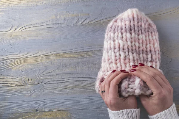 Розовая вязаная шляпа для женщины. Теплая зима, женская вязаная одежда. Авторское пространство. Вид сверху — стоковое фото