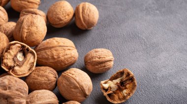 Gri arka planda ceviz. Metin için boşluk