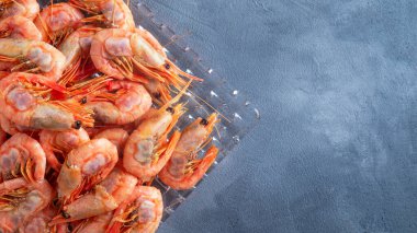 Tabakta karides buğulama manzarası. Boşluğu kopyala