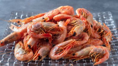 Tabakta lezzetli karidesler.
