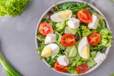 Yumurtalı salata, domates, peynir ve marul. Sağlıklı gıda konsepti. Üst görünüm, metin alanı