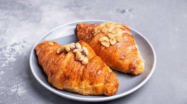 Fındıklı ve bademli kruvasan..