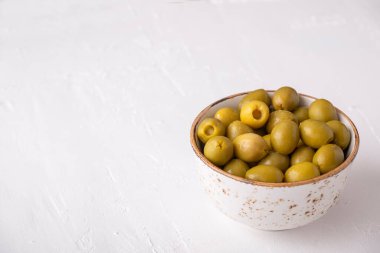 Fotokopi aletiyle beyaz arka planda bir kasede turşulu yeşil zeytin.. 