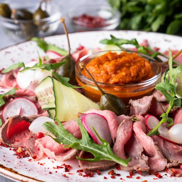 Fatias Carne Vaca Assada Vitela Com Verduras Prato Fechar — Fotografia de Stock