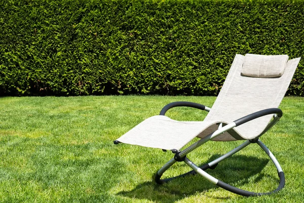 Biege Mecedora Tumbona Una Hierba Verde Lounger Exterior Espacio Para — Foto de Stock