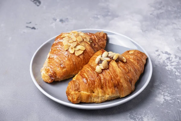 Fresh Bakery Croissants Plate Croissants Almond Flakes Nuts — Stock Photo, Image
