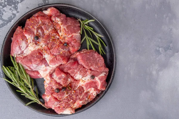 Carne Porco Não Cozida Corta Uma Frigideira Espaço Cópia Vista — Fotografia de Stock