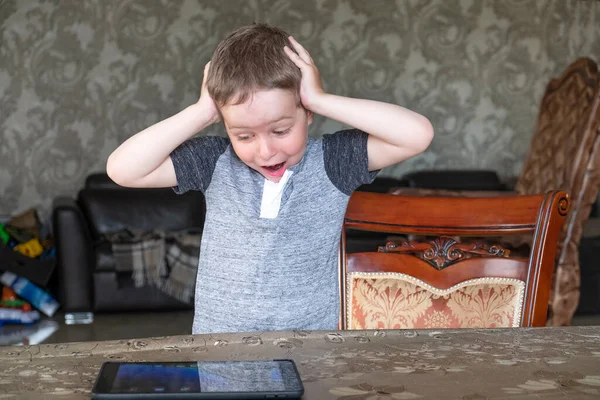 Мальчик Играет Игры Планшете Эмоции — стоковое фото