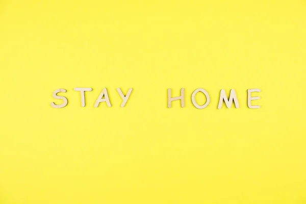 Blijf Thuis Woorden Geschreven Door Houten Letters Gele Achtergrond Bovenaanzicht — Stockfoto