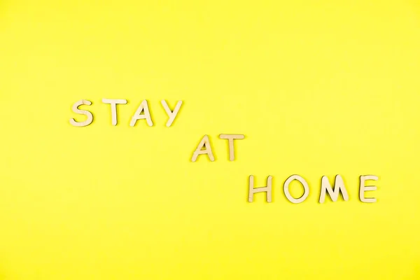 Μείνετε Στο Σπίτι Λέξεις Που Γράφονται Ξύλινα Γράμματα Κίτρινο Φόντο — Φωτογραφία Αρχείου