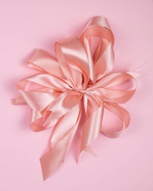 Pembe arka planda pembe kurdele manzarası. Yakın çekim.