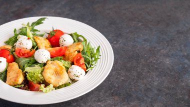 Tavuk göğsü ve taze sebzeli salata. Boşluğu kopyala