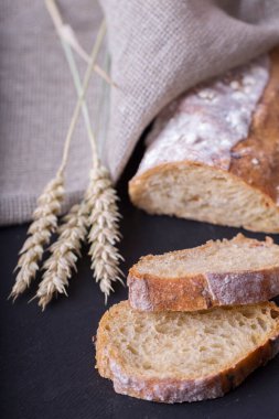 Kulakları olan Ciabatta. Taze ekmek yenmeye hazır.