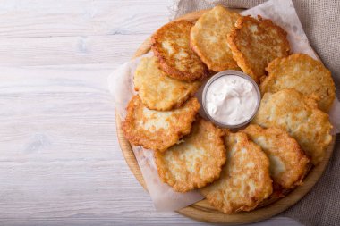 Ekşi kremalı altın patatesli gözleme. Üst Manzara. Kopyalama alanı