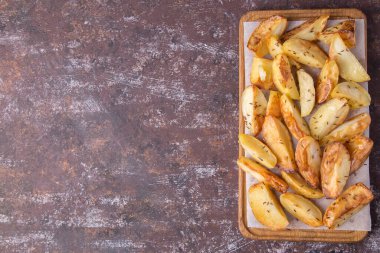 Tahtada kimyonlu kızarmış patates. Kopyalama. Üst görünüm