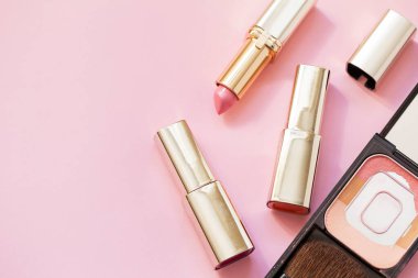 Pembe arka planda dekoratif kozmetik seti. Allık ve ruj. Üst Manzara. Kopyalama alanı