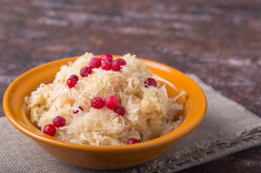 Tabakta böğürtlenli lahana turşusu. Ev yapımı lahana turşusu.