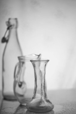 Boş bardaklar, siyah beyaz fotoğraf. Boş bardak seti.
