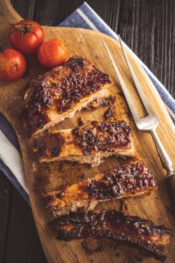 Tahtada pirzola var. Barbekü domuz pirzolası. Üst görünüm