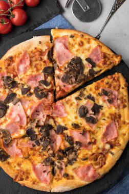 Jambonlu, mantarlı ve peynirli lezzetli pizza. Üst Manzara. Yakın çekim.