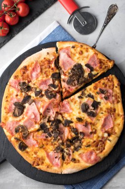 Jambonlu, mantarlı ve peynirli pizza. Üst görünüm