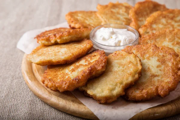 Aardappelpannenkoeken Met Zure Room Golden Draniki Houten Plank — Stockfoto