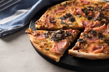 Mantarlı pizza, jambon ve peynir. İtalyan pizzası. Yakın çekim.