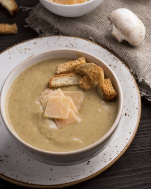 Tost ve peynirli mantar çorbası. Vejetaryen çorbası. Üst Manzara. Yakın çekim.