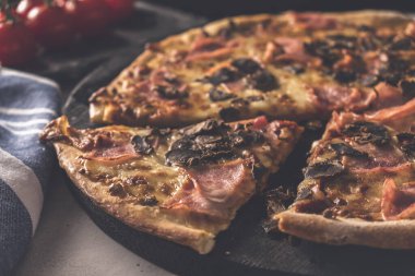 Mantarlı pizza, jambon ve peynir. Tonlu fotoğraf. Yakın çekim.