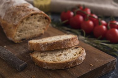 Kabuklu ev yapımı ciabatta ekmeği yenmeye hazır. Taze ekmek.