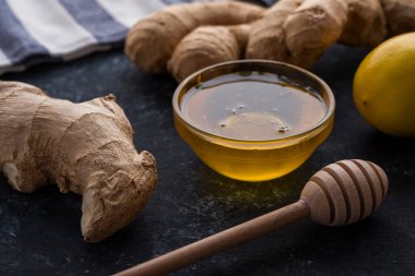 Doğal sıcak içecekle savaşmak için gerekli malzemeler. Yakın çekim. 