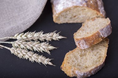 Siyah üzerine taze pişmiş ciabatta ekmeği. Yakın çekim. 