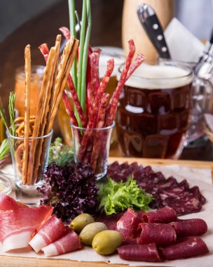 Lezzetli salam, dilimlenmiş jambon ve tepside sosis. Yakın çekim.