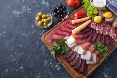 Tahta tahtada turşulu sebzeli farklı sosisler. Üst Manzara. Boşluğu kopyala