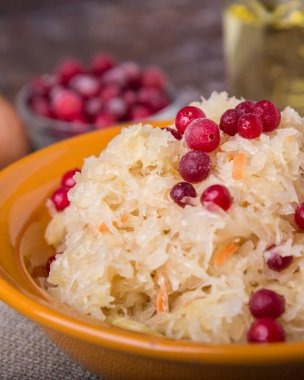 Kızılcıklı lahana turşusu. Yakın çekim.