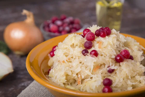 Chucrute Com Oxicoco Cebola Uma Chapa Fechar — Fotografia de Stock